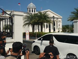 SBY Sambut Kedatangan Prabowo di Pacitan, Pertemuan Digelar Tertutup
