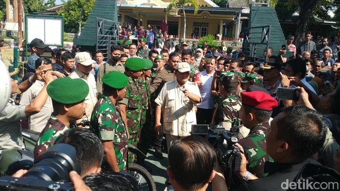 Prabowo Subianto saat bertemu prajurit Koramil Pacitan.
