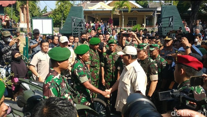 Prabowo Subianto saat bertemu prajurit Koramil Pacitan.