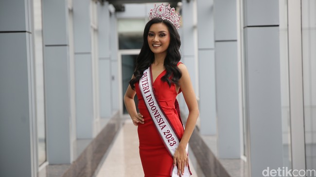 Pageant Lovers dikenal kritis dalam menilai Puteri Indonesia, ketiga Puteri Indonesia akan menerima banyak masukan dan kritik. Farhana menjawab Pageant Lovers Indonesia supportif dan memberikan dukungan. Aku ingin memberikan tepuk tangan kepada Pageant Lovers, setiap hari memberikan aku dukungan, benar-benar kayak teman online. Mereka memberikan kritik dan dukungan juga supaya kita semangat terus setiap hari, tuturnya. Foto: Agung Pambudhy.