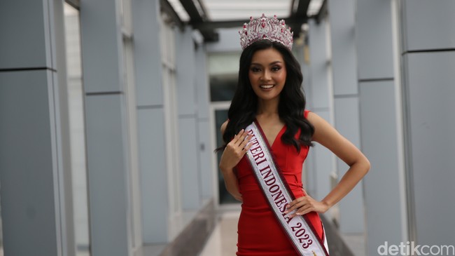 Farhana Nariswari Wisandana mengatakan sangat senang bisa mengenal 45 finalis dari 35 provinsi. Ke 45 finalis itu di luar kompetisi kami itu seperti remaja perempuan lainnya senang bisa nginap bareng saling kenal dan Lampung, latihan koreo bareng untuk malam final. Aku punya teman sekamar dari Sumatera Selatan, jadi setiap hari ada memori-memori punya teman baru dan akan menjadi teman kami selamanya, ucap Farhana. Foto: Agung Pambudhy.