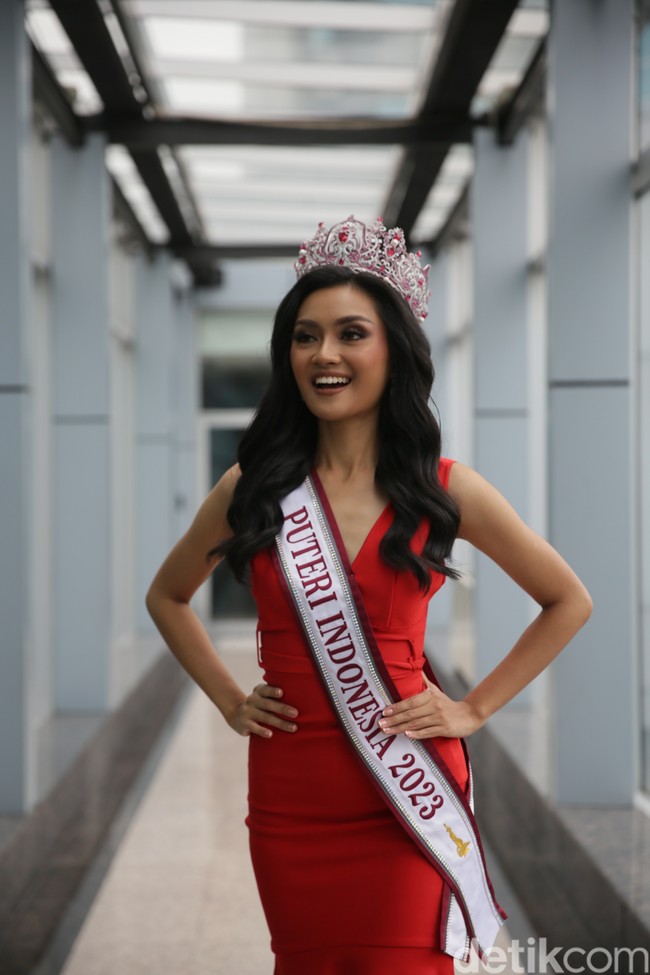 Puteri Indonesia 2023 Farhana Nariswari Wisandana merupakan wakil dari Jawa Barat. Jika biasanya juara Puteri Indonesia dikirim ke Miss Universe kali ini Farhana akan mewakili Indonesia di ajang Miss International 2023. Dia merasa bahagia dan terharu bisa terpilih. Happy sih masih terharu dan masih belum menyangka sadar gitu iya gak sih, happy banget bisa sampai ke titik ini dan bisa membawa nama Indonesia di ajang Miss International, ujar Farhana. Foto: Agung Pambudhy.