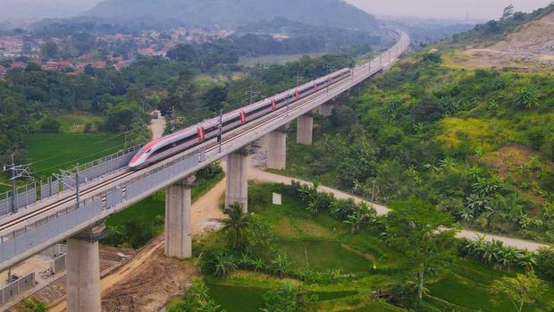 Rangkaian EMU/CIT Kereta Api Cepat Jakarta Bandung, melaksanakan tahapan Hot Sliding Test di jaringan Overhead Catenary System (OCS) KCJB pada Jumat (19/5) dan rencananya dilanjutkan hari Sabtu (20/5). (Dok. KCIC)