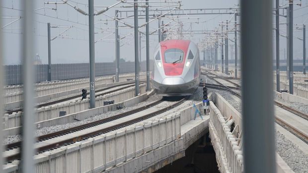 Rangkaian EMU/CIT Kereta Api Cepat Jakarta Bandung, melaksanakan tahapan Hot Sliding Test di jaringan Overhead Catenary System (OCS) KCJB pada Jumat (19/5) dan rencananya dilanjutkan hari Sabtu (20/5). (Dok. KCIC)