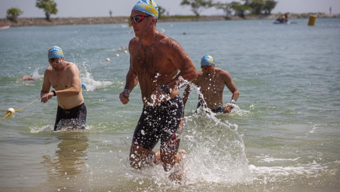 Ratusan WNA Ramaikan Batam International Triathlon 2023 Sejumlah peserta Batam Internasional Triathlon 2023 berlari usai berenang di kawasan pariwisata dan resort Nongsa, Batam, Kepulauan Riau, Sabtu (20/5/2023). Perlombaan yang menguji ketahanan fisik dalam tiga cabang olah raga yaitu renang, bersepeda dan lari itu diikuti oleh 300 peserta dari 36 negara. ANTARA FOTO/Teguh Prihatna/aww.