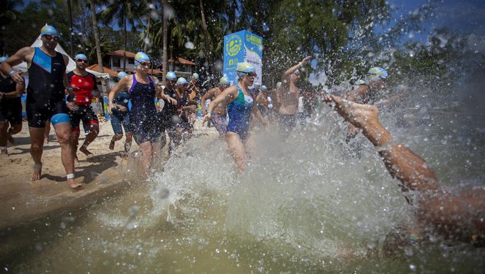 Ratusan WNA Ramaikan Batam International Triathlon 2023 Sejumlah peserta Batam Internasional Triathlon 2023 berlari usai berenang di kawasan pariwisata dan resort Nongsa, Batam, Kepulauan Riau, Sabtu (20/5/2023). Perlombaan yang menguji ketahanan fisik dalam tiga cabang olah raga yaitu renang, bersepeda dan lari itu diikuti oleh 300 peserta dari 36 negara. ANTARA FOTO/Teguh Prihatna/aww.