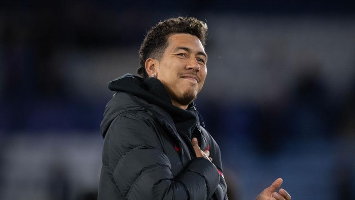 LEICESTER, ENGLAND - MAY 15: Roberto Firmino of Liverpool celebrates to fans following the Premier League match between Leicester City and Liverpool FC at The King Power Stadium on May 15, 2023 in Leicester, United Kingdom. (Photo by Joe Prior/Visionhaus via Getty Images)