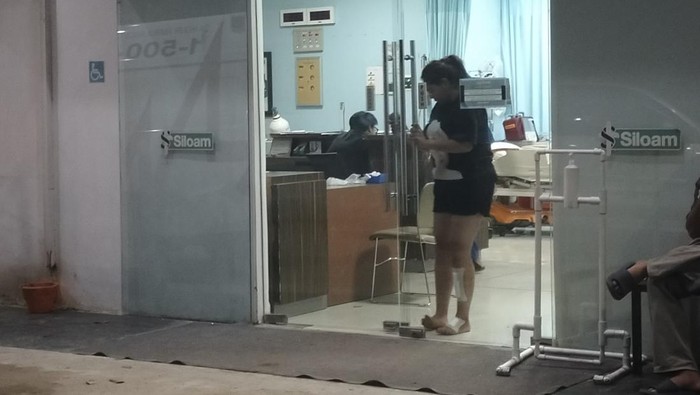 Salah satu wisatawan yang cedera bagian kaki meninggalkan UGD RS Siloam Labuan Bajo, Sabtu (20/5/2023) malam. (Ambrosius Ardin/detikBali)