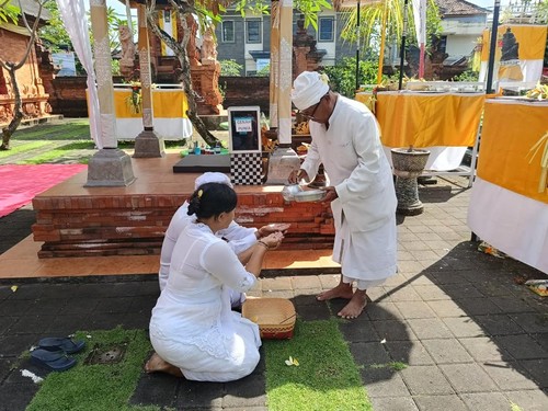 Beberapa pemedek ketika melaksanakan persembahyangan Saraswati di Pura Agung Lokanatha Denpasar, Bali, Sabtu (20/5/2023) (Ni Made Lastri Karsiani Putri/detikBali)