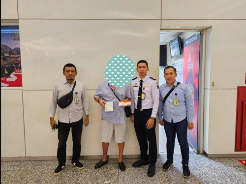 Seorang warga negara asing (WNA) asal Australia berinisial MB dideportasi oleh Kantor Imigrasi Kelas I Khusus TPI Ngurah Rai, Jumat (18/5/2023).