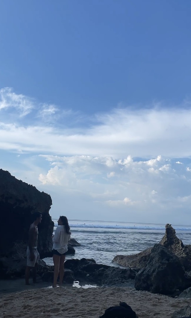 Inilah foto Starly dengan pria yang disebutnya sebagai Mr. Indonesia saat kencan di pantai. Starly mengungkapkan bahwa pria yang disebutnya sebagai Mr. Indonesia itu sudah membahas tentang pernikahan dalam beberapa jam setelah pertemuan pertama mereka. Foto: dok. Instagram/@stary.dates