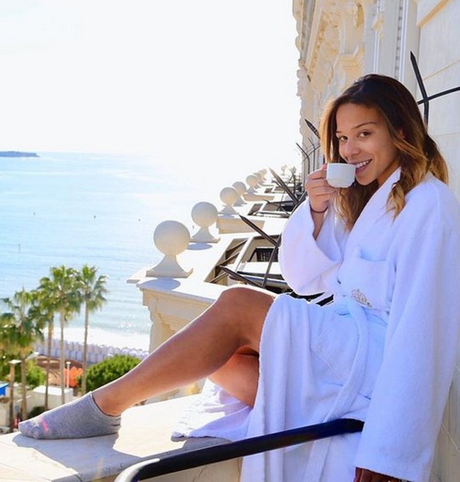 Meski ide kencannya dengan setiap pria dari berbagai negara terkesan liar, namun Starly mengaku bahwa dia membatasi diri untuk bersentuhan fisik dengan pria kencannya. Starly pun punya kebijakan selama kencan yaitu dilarang minum alkohol. Foto: dok. Instagram/@stary.dates