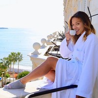 Meski ide kencannya dengan setiap pria dari berbagai negara terkesan liar, namun Starly mengaku bahwa dia membatasi diri untuk bersentuhan fisik dengan pria kencannya. Starly pun punya kebijakan selama kencan yaitu dilarang minum alkohol. Foto: dok. Instagram/@stary.dates