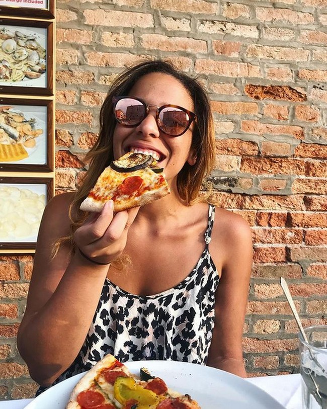 Wanita asal Florida, AS itu mendokumentasikan perjalanan cintanya di setiap negara. Obsesinya bisa berkencan dengan 100 pria. Foto: dok. Instagram/@stary.dates