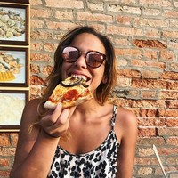 Wanita asal Florida, AS itu mendokumentasikan perjalanan cintanya di setiap negara. Obsesinya bisa berkencan dengan 100 pria. Foto: dok. Instagram/@stary.dates