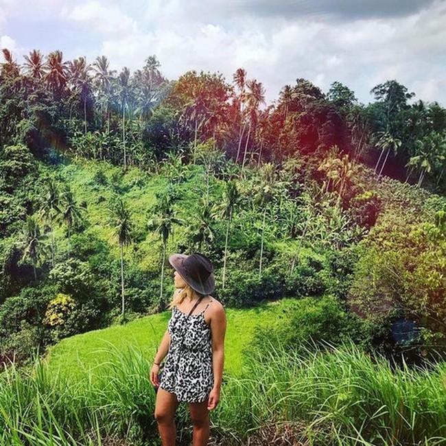 Inilah potret Starly saat di Bali. Menikmati pemandangan, mencari makanan lokal dan berkencan dengan pria dinikmati oleh Starly. Foto: dok. Instagram/@starly.dates