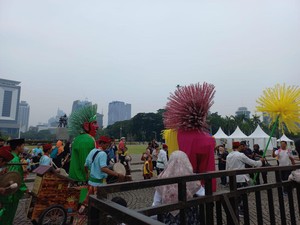 Warga Ramai-ramai ke Monas di Hari Pertama Lebaran Betawi