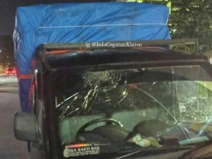 Tangkapan layar kondisi pikap yang dilempar botol oleh pemotor yang berboncengan di Jalan Mayor Kusmanto, Klaten, Kamis (18/5/2023) malam.
