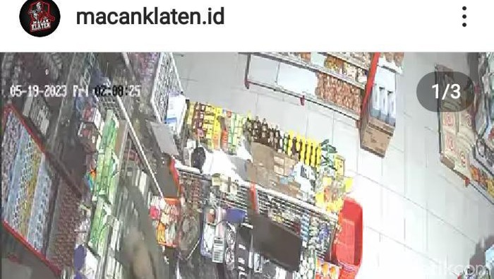 Tangkapan layar video CCTV yang merekam aksi pencuri menguras toserba di Desa Mireng, Trucuk, Klaten. Diunggah Sabtu (20/5/2023).