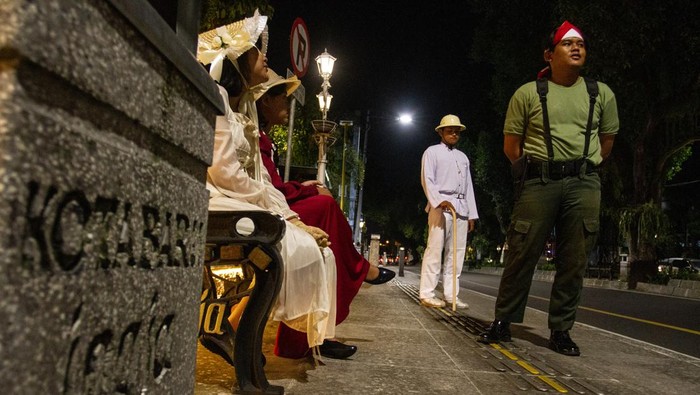 Tempat Ini Jadi Alternatif Wisata Malam Selain Malioboro di Yogyakarta Warga mengenakan pakaian pejuang kemerdekaan berdiri di kawasan Kotabaru, Yogyakarta, Jumat (19/5/2023). Pemerintah Kota Yogyakarta menata kawasan Kotabaru sebagai destiasi wisata malam Yogyakarta yang menawarkan wisata sejarah bangunan cagar budaya sebagai alternatif selain Malioboro dan Tugu. ANTARA FOTO/Hendra Nurdiyansyah/rwa.