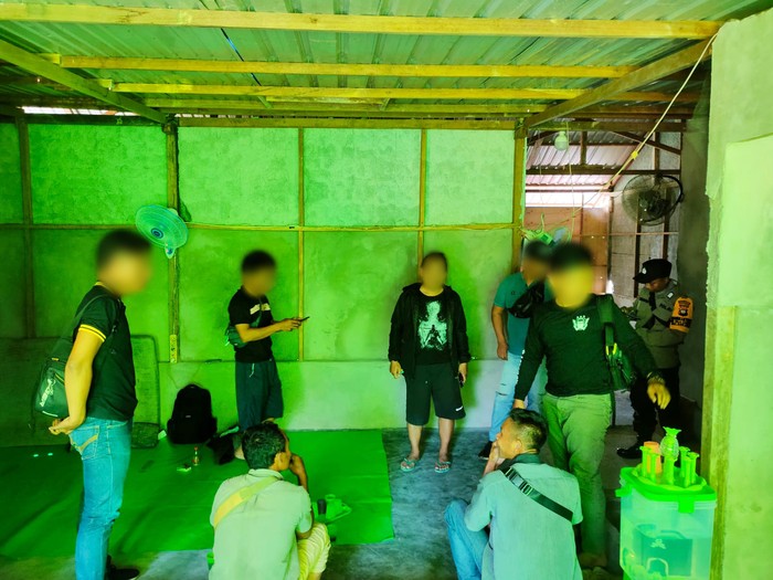 Tim Bais TNI menggagalkan upaya penyelundupan pekerja migran Indonesia (PMI) ke Malaysia. Keempat PMI itu berupaya masuk Malaysia secara ilegal. (dok Puspen TNI)