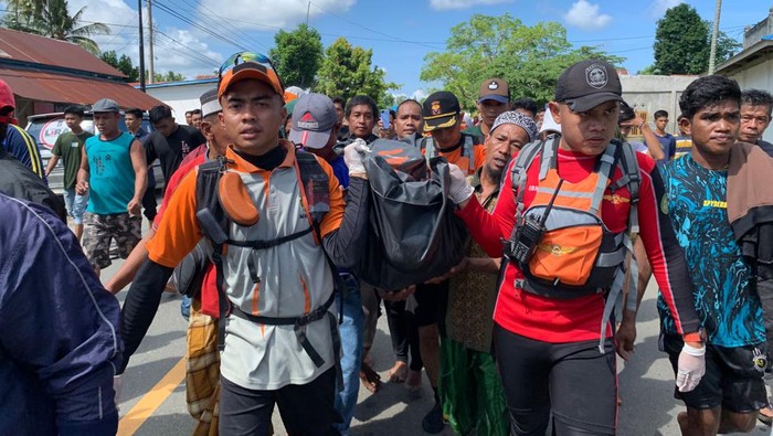Tim SAR Gabungan evakuasi jasad korban terkaman buaya di Pasangkayu, Sulawesi Barat.