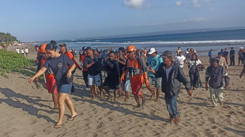 Tim SAR gabungan mengevakuasi jasad Domingus setelah sempat hilang di perairan Pantai Petitenget, Kuta Utara, Badung, Sabtu (20/5/2023) sore. (Istimewa)