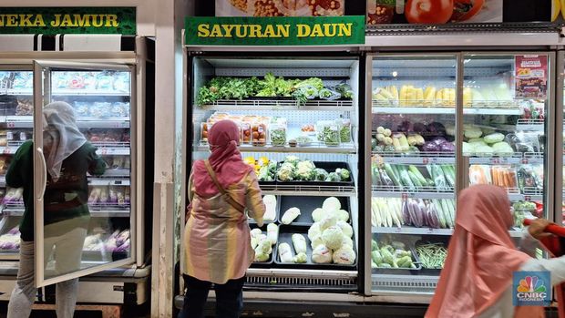 Full Day Sale atau program belanja seharian dengan diskon besar-besaran di Transmart Cempaka Putih, Jakarta, Sabtu 20/5. (CNBC Indonesia/Khoirul Anam)