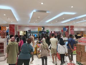 Video: Kabel Data hingga Earphone Serba 10 Ribu di Transmart Cibubur