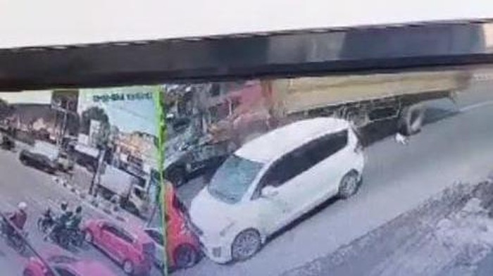 Truk blong di Geluran Taman Sidoarjo tabrak motor dan mobil