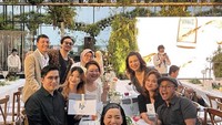 Tak hanya bersama dengan geng motornya saja, Vincent Rompies juga sering berkumpul bersama sahabat lainnya. Seperti, dalam momen makan-makan di acara pesta ini. Foto: Instagram @vincentrompies