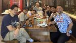 Kompaknya Vincent Rompies saat Makan Bareng Geng Motor The Prediksi