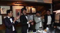 Tak jarang Vincent Rompies dan teman geng motornya tersebut sering mengadakan acara tertentu. Ini momen makan malam dalam rangka hari jadi geng motornya. Foto: Instagram @vincentrompies