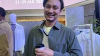 Agaknya secangkir kopi menjadi teman Vincent Rompies dalam segala momen. Banyak momennya sambil memegangi kopi, seperti pada momen yang satu ini. Foto: Instagram @vincentrompies