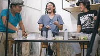 Vincent Rompies sering mengisi acara podcast di YouTube. Saat berbincang dengan bintang tamu pun tak luput dari suguhan segelas kopi. Foto: Instagram @vincentrompies