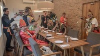 Momen ini baru terjadi dan tak kalah menghebohkan netizen. Para member geng motor 5 mengenakan pakaian adat Nusantara dalam acara makan-makan bersama. Foto: Instagram @vincentrompies