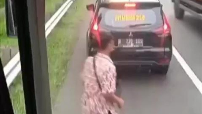 Aksi pungli terjadi di Jalan Tol Cipularang pada Kamis (18/5/2023). Kedua pelaku yang merupakan karyawan PT Yaspic Indah Perkasa mitra kerja telah dipecat.