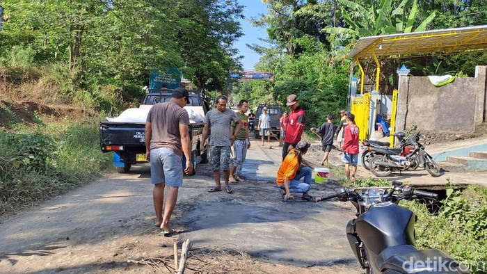 Warga di Probolinggo memperbaiki jalan di desa secara swadaya