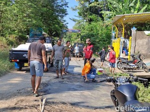 Warga Maron Probolinggo Patungan Perbaiki Jalan Rusak Secara Swadaya