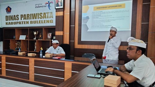 Dispar Buleleng melaksanakan rapat koordinasi dengan perbekel dan bendesa adat, membahas rencana menjadikan empat pantai di buleleng sebagai entry point, Jumat (19/5/2023). (Made Wijaya Kusuma/detikBali)