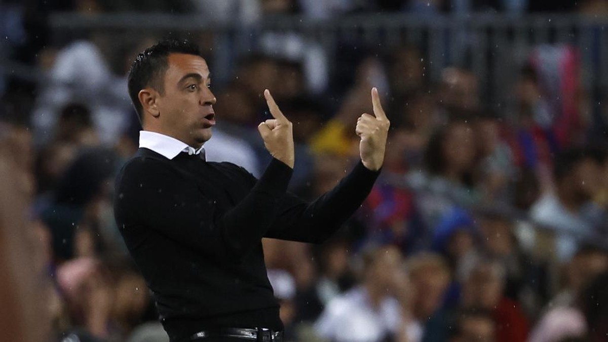 Xavi Hernandez kena sanksi RFEF. (Foto: AP/Joan Monfort)