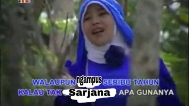 Lihat kumpulan meme ini bisa bikin kamu jadi lupa lirik asli lagu-lagu hits Indonesia berikut.