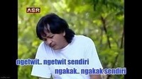 Lihat kumpulan meme ini bisa bikin kamu jadi lupa lirik asli lagu-lagu hits Indonesia berikut.
