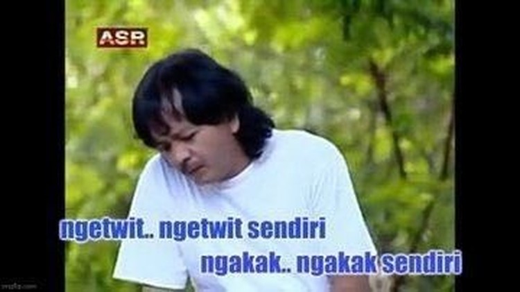Lihat kumpulan meme ini bisa bikin kamu jadi lupa lirik asli lagu-lagu hits Indonesia berikut.
