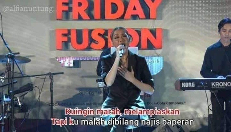 Lihat kumpulan meme ini bisa bikin kamu jadi lupa lirik asli lagu-lagu hits Indonesia berikut.