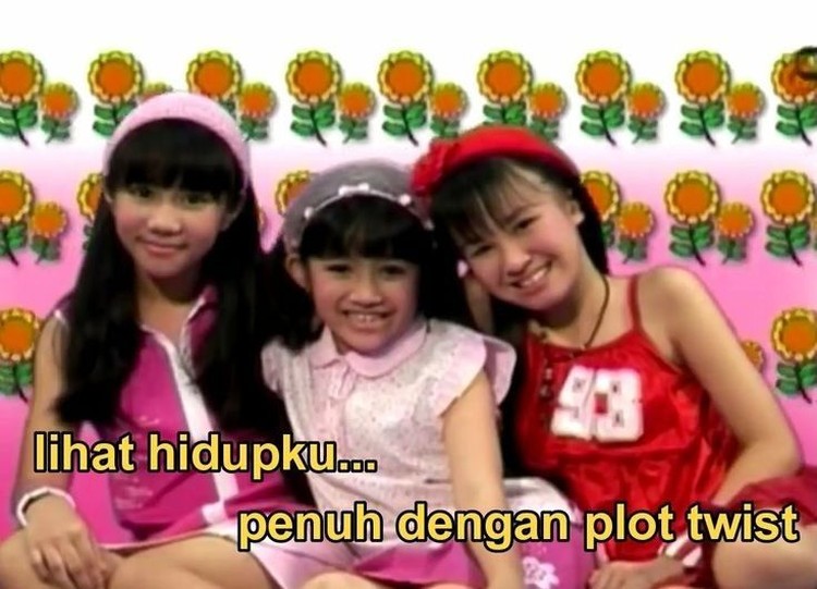 Lihat kumpulan meme ini bisa bikin kamu jadi lupa lirik asli lagu-lagu hits Indonesia berikut.