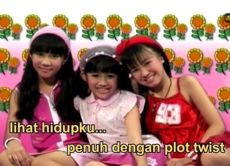Lihat kumpulan meme ini bisa bikin kamu jadi lupa lirik asli lagu-lagu hits Indonesia berikut.