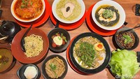Mereka menawarkan menu makanan Jepang bervariasi. Namun yang tak boleh dilewatkan tentu saja ramennya. Harga menunya dari Rp 19.000 sampai Rp 200.000-an. Foto: Detikcom / Atiqa Rana