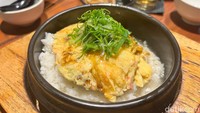 Kalau tak mau makan ramen, bisa pesan nasi spesial mereka yang disajikan di hotplate panas dan dilumuri saus kental. Foto: Detikcom / Atiqa Rana