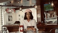 Terlepas dari kabar bahagia tersebut, pemain film horror KKN di Desa Penari itu rupanya sering membagikan momen kulinerannya. Foto: Instagram @adindathomas